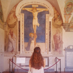 Fra Angelico, Saint Dominique adorant le Christ sur la Croix, San Marco, [crédits Instagram @operafabuleux]